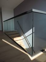 Rampe en verre en forme de U minimaliste pour escaliers intérieurs avec verre trempé transparent et base en aluminium à profil bas