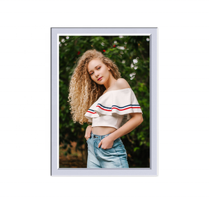 Caja de Luz LED Publicitaria con Diseño de Chica Sexy, Marco de Cierre Rápido, Fabricación China - Product Image 2