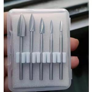 5ชิ้นด้ามจับเหล็ก<span class=keywords><strong>สี</strong></span><span class=keywords><strong>ขาว</strong></span>เครื่อง<span class=keywords><strong>ต</strong></span>ัดแบบสามใบมีด<span class=keywords><strong>ดอก</strong></span>เราเ<span class=keywords><strong>ต</strong></span>อร์แบบแข็งสำหรับแกะสลักไม้เครื่องมือคมสำหรับแกะสลักงานไม้ - Product Image 5