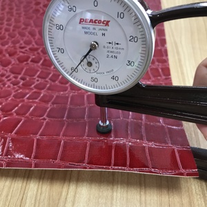 Cuir artificiel brillant en <span class=keywords><strong>PVC</strong></span> gaufré noir, cuir <span class=keywords><strong>pour</strong></span> matériel de sac à petit prix - Product Image 3