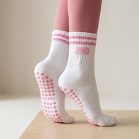 Nouvelles chaussettes de Pilates antidérapantes en silicone tendance avec logo personnalisé, chaussettes à grip brodé sur mesure, chaussettes de Pilates de haute qualité pour princesses