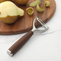 Ecologische handmatige fruit- en groenteschiller met massief houten handvat en roestvrijstalen, superscherp mes voor gebruik in de keuken