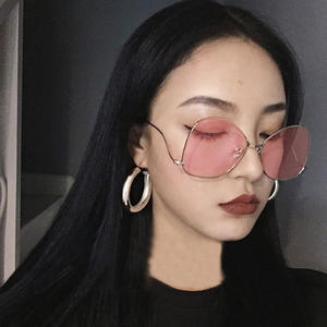 แว่นกันแดดผู้หญิงสไตล์คนดังกรอบโลหะสีทองป้องกันรังสียูวี 400 ดีไซน์ทรงกลมไม่สม่ำเสมอประเภท 3 แว่นกันแดด F2-6203 - Product Image 1