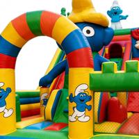 Structure gonflable à thème avec double toboggan, aire de jeux d'aventure pour enfants, village bleu, château gonflable multicolore pour fêtes et usage commercial