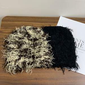 Gorros de piel Y2K con diseño de moda de invierno, gorro de punto cálido con logotipo personalizado y pelo salvaje, gorro desgastado herbáceo - Product Image 1