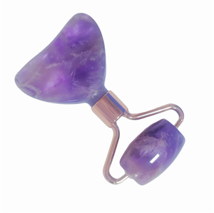 Las mujeres utilizan herramientas populares de belleza para el cuidado de la piel, como el rodillo de jade de amatista natural y la herramienta de automasaje Gua Sha para el rostro. - Product Image 1