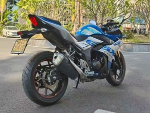 <span class=keywords><strong>Moto</strong></span> <span class=keywords><strong>sportive</strong></span> <span class=keywords><strong>Suzuki</strong></span> GSX250R d'occasion, 250 cm³, bicylindre en parallèle, refroidissement liquide et conviviale pour les débutants - Product Image 5