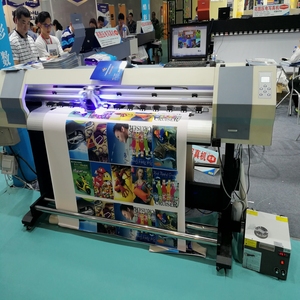 เครื่องพิมพ์ยูวีขนาดใหญ่สำหรับงานภายนอกอาคาร ราคาถูกที่สุด ขนาด 3.2 ม. 1.8 ม. 1.6 ม. ใช้ไวนิล PP พิมพ์ยูวี แบบม้วน - Product Image 1