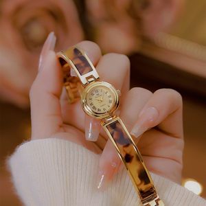 Montre Vintage Femme à Pile - Design Élégant - Accessoire Rétro
