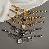 Montre-bracelet vintage à pendentif en forme de cœur, montre de luxe légère, montre à quartz simple trèfle à quatre feuilles pour femme, cadeau de fête pour fille