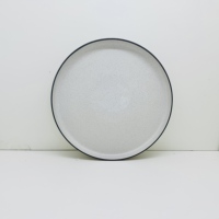 Ensemble de vaisselle en céramique blanche de luxe 4 pièces |   Assiettes et tasses durables à motifs mouchetés |   Plat de cuisson compatible four, lave-vaisselle et micro-ondes