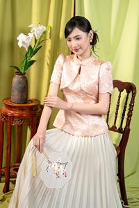 Vestido Ceremonial Vietnamita de 4 Paneles con Brocado y Mini Estampado Floral - Rosa Pastel con Delicado Detalle de Lazo KPP23 - Product Image 3