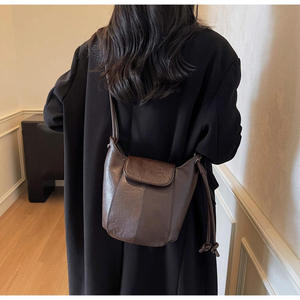 Nuevo bolso de hombro retro de PU con forma de cubo para mujer, con forro de poliéster. - Product Image 5