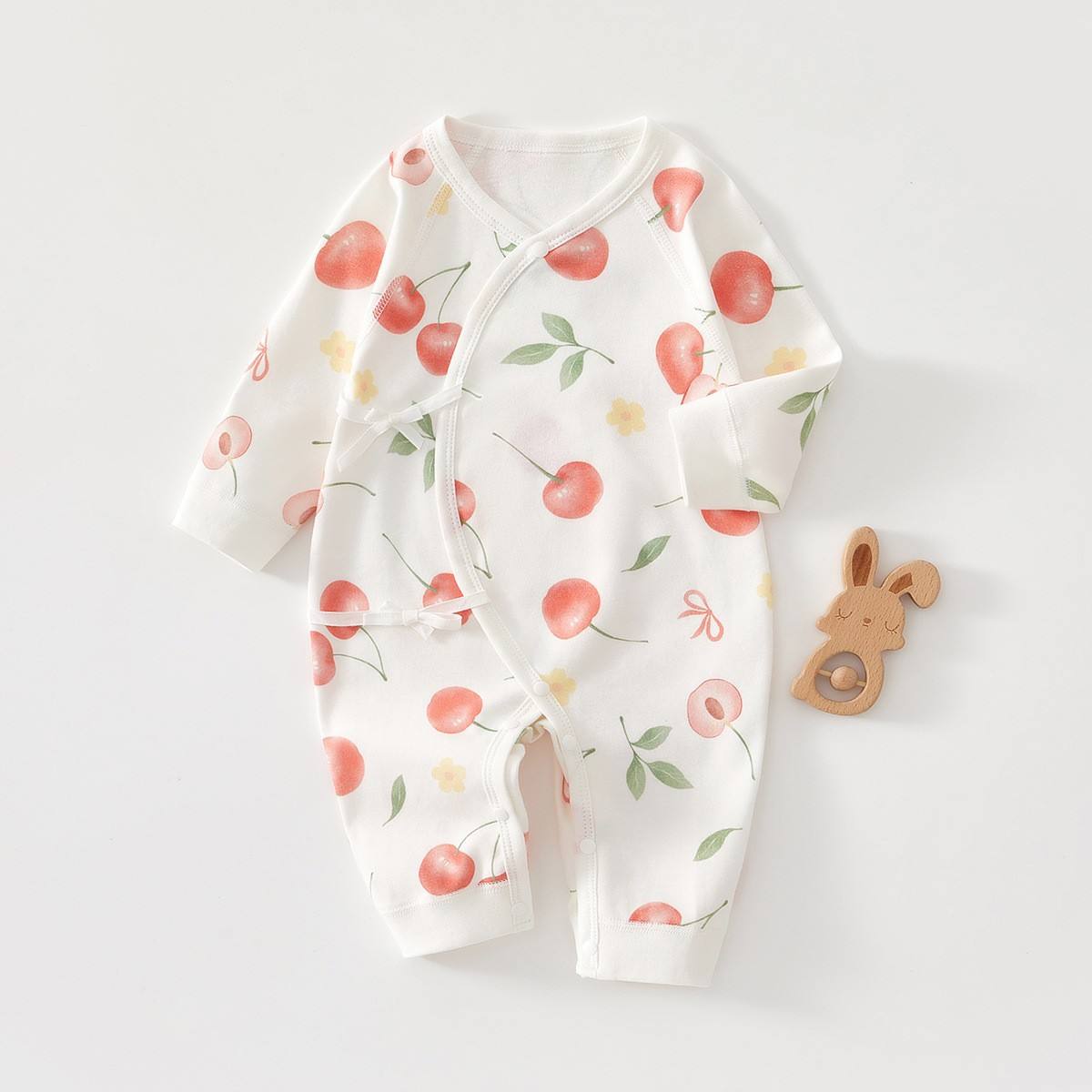 Ropa de primavera y otoño con diseño de mariposas y cerezas rojas.