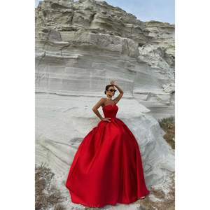 Robe de soirée longue rouge bustier coupe trapèze, taille empire, ornée de sequins et de strass, taille XS, idéale pour le bal de promo - Product Image 1