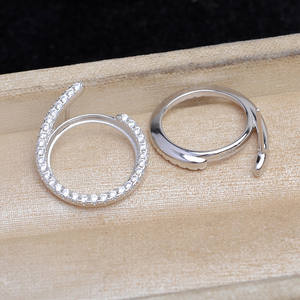 ต่างหูห่วงสีทองประดับเพชร CZ ใส ต่างหูแบบติดสำหรับผู้หญิง เครื่องประดับแฟชั่น ต่างหูแบบหนีบ ดีไซน์ทันสมัยปี 2023 - Product Image 4