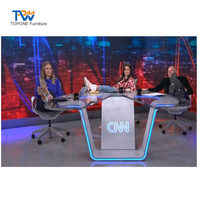 Table de diffusion blanche personnalisée de grande taille pour équipement de radiodiffusion et de télévision, bureau de journal télévisé triangulaire en pierre artificielle