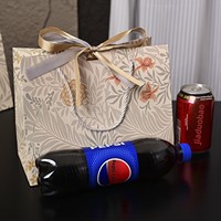 Renkli Retro Yeni Yıl Hediye Çantası Zambak Desenli Bez Çanta İp Kurdele Ofset Baskılı Beyaz Karton Stokta Mevcut Doğum Günü Paketi