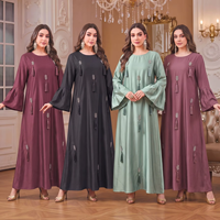 Abaya élégante à col rond pour l'automne et l'hiver, décorée de pompons, ornée de perles faites à la main, manches évasées, robe longue maxi pour femmes musulmanes, en polyester