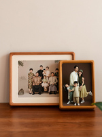 Porte-photo familial en bois massif, personnalisable, orientation verticale, montage mural/sur table, format A4, design simple, photo couleur intégrale