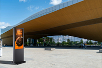 Affichage numérique extérieur sur pied de 32 à 43 pouces avec luminosité élevée de 2000 nits, lecture 24h/24 et 7j/7 pour musées, salles de concert et allées.