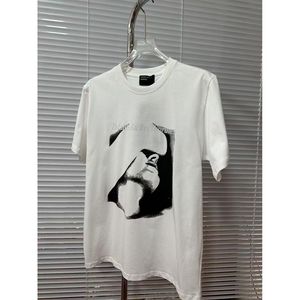 Camiseta Casual Blanca para Hombre con Silueta Artística y Tipografía Lineal para un Estilo Urbano Oscuro Vintage - Product Image 4