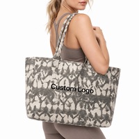 Sac fourre-tout en toile camouflage à ouverture supérieure avec deux poignées en tissu et logo personnalisé pour les cadeaux de box d'abonnement de vêtements de fitness