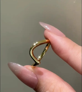 Bague de mariage élégante et courbée pour femme en argent sterling plaqué or jaune avec diamant moissanite pour femme - Product Image 4