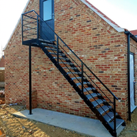 Escalier extérieur moderne en acier avec marches grillagées et plateforme d'entrée pour cour résidentielle – Durable et sur mesure