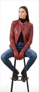 Blouson de motard en cuir véritable pour femme LEATHER TEX, coupe ajustée, fait main, rouge bordeaux, fermeture éclair croisée, asymétrique, premium - Product Image 3