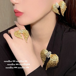 Sotheby's Vintage pluma dorada Flash diamante perla collar traje Deep Sea Shell Beads niños aleación alas gema broche alfileres - Product Image 1