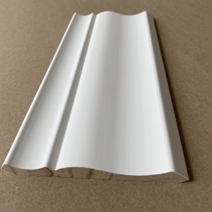 Moulures de plafond en bois de pin blanc apprêté de haute qualité pour application en hôtel - Product Image 1