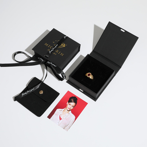 Caja de Embalaje de Joyería de Cartón Reciclable Ecológica Personalizada, Estilo Libro, con Cinta de Terciopelo/Satén y Logotipo en Lámina Dorada - Product Image 3