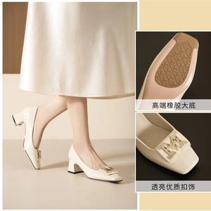 Zapatillas de Tacón Grueso con Punta Cuadrada y Logotipo Metálico en Relieve, Estilo Slip-On para Mujer, para Oficina - Product Image 5