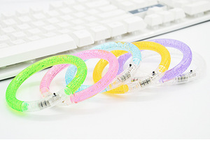 Pulsera de burbujas unisex multicolor luminosa con flash LED, juguete iluminado para conciertos y fiestas - Product Image 5