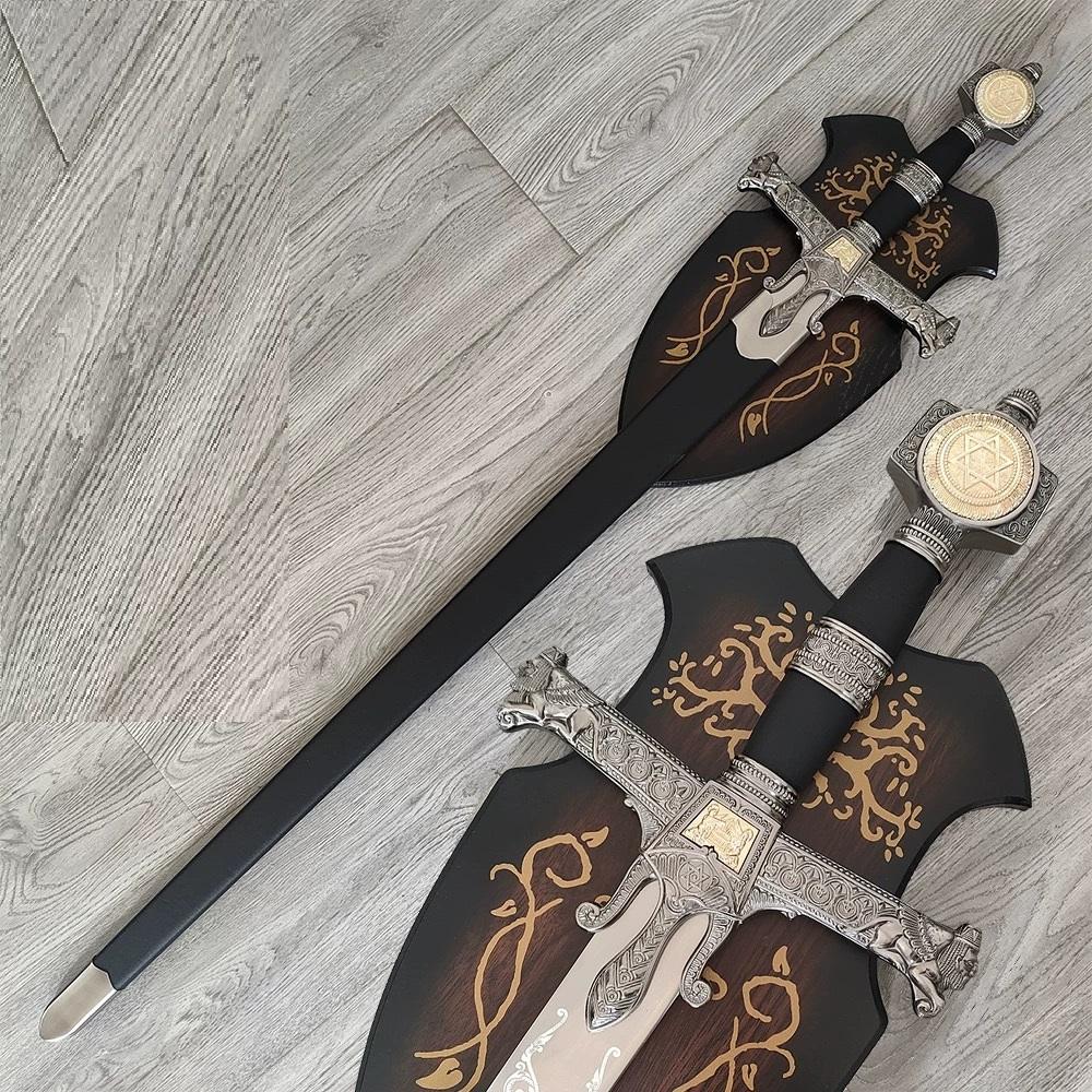 ปืนสีเทา-ด้ามดำ-แถบขาว-ปลอกดาบ-กระดานแขวน