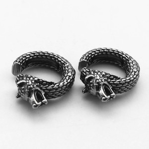 Yunnique – boucles d'oreilles à clip en argent tibétain avec tête de loup, design à anneau ouvert, bijoux de mode unisexes - Product Image 1