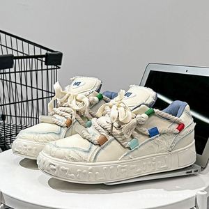 รองเท้าลำลองผู้ชายรุ่นใหม่ปี 2025 รองเท้าผ้าใบแฟชั่นพื้นเรียบ รองเท้าลำลองพื้นหนา น้ำหนักเบา สไตล์รองเท้าวิ่งและเดิน - Product Image 1