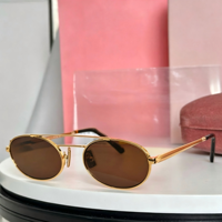 Lunettes de soleil unisexes de luxe légères à monture carrée pleine, dégradées roses, avec protection UV, monture en métal et nylon, design tendance et à la mode