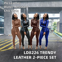 Ensemble deux pièces tendance pour femme LD8226 : Cardigan court en similicuir et pantalon assorti avec boutons – Collection automne streetwear