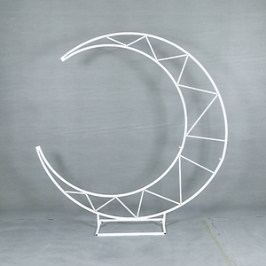 ฉากหลังโค้งรูปพระจันทร์แบบใหม่ที่เป็นมิตรกับสิ่งแวดล้อมสำหรับตกแต่งและอุปกรณ์ประกอบฉากโลหะสำหรับ<span class=keywords><strong>งาน</strong></span><span class=keywords><strong>แต่ง</strong></span><span class=keywords><strong>งาน</strong></span> ฉากเวที และของตก<span class=keywords><strong>แต่ง</strong></span> - Product Image 6