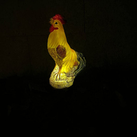 Lampes solaires à piquet en forme de coq, jolies statues de dessins animés, sculptures de coqs, lampes solaires de jardin pour la décoration artistique de patio et de cour