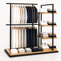 Présentoir mural multi-emplacements en métal noir pour vêtements, avec plateforme pour mannequin et étagère en bois, usage commercial