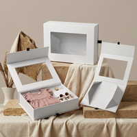 Boîte à rabat haut de gamme anti-rayures en carton ivoire pour vêtements d'enfants, emballage cadeau, avec fenêtre transparente en plastique et fermeture magnétique, gaufrage