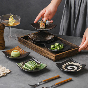 Assiette en céramique carrée à pied incliné Plat à sauce sushi Vaisselle japonaise Plateaux de nourriture pour snacks Articles de <span class=keywords><strong>table</strong></span> d'assaisonnement pour la cuisine - Product Image 3