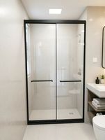 Cabine de douche coulissante haut de gamme en acier inoxydable avec cadre en verre et système d'amortissement, idéale pour les hôtels de luxe, les appartements et les villas