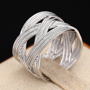 Anello da donna placcato in metallo, gioiello minimalista di tendenza, accessorio quotidiano elegante e di nicchia. - Product Image 2