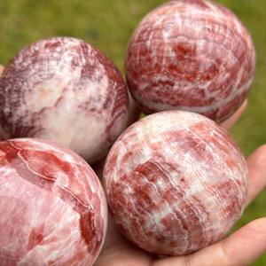 Vente en gros de cristaux polis de haute qualité CrystalHola, cristaux de guérison artisanaux, sphère rayée rouge naturelle pour la décoration de la maison Feng Shui, cadeaux - Product Image 3