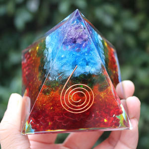 Pirámide de Cristal con Bobina de Latón y Resina Epoxi, Adorno Hecho a Mano para Decoración del Hogar, Torre de 7 Pisos Arcoíris - Product Image 4