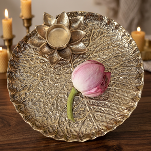 Assiette décorative ronde en métal avec motif végétal gravé, style vintage fait main, pour présentation de mariage - Product Image 2